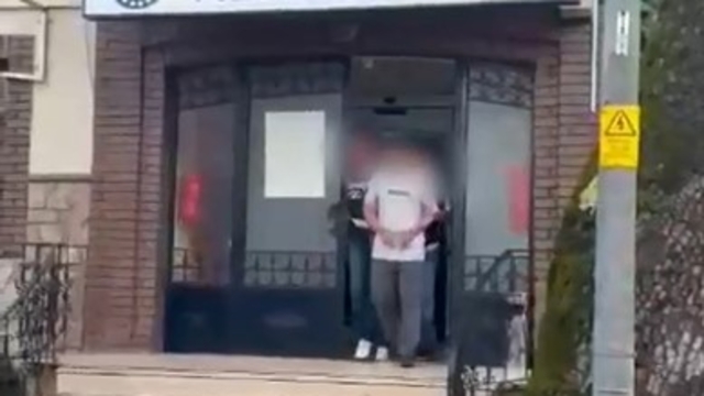 Bursa'da kesinleşmiş hapis cezasıyla aranan 7 kişi yakalandı
Yaklaşık 61 yıl kesinleşmiş hapis cezası olan kişiler, cezaevine gönderildi