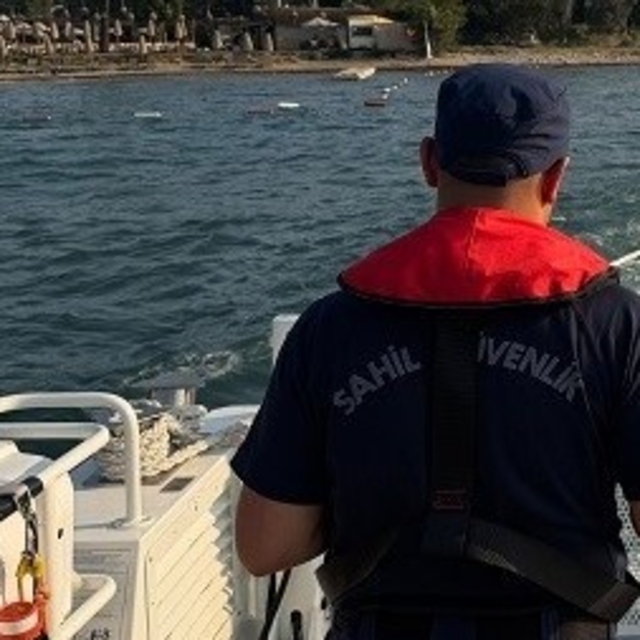 Deniz yatağı ile sürüklenen şahısları sahil güvelik kurtardı