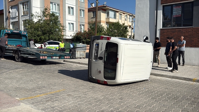 İki hafif ticari araç çarpıştı: 3 kişi yaralandı