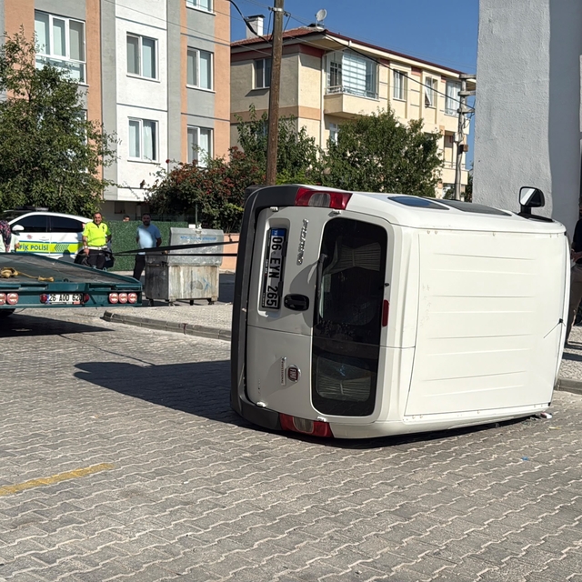 İki hafif ticari araç çarpıştı: 3 kişi yaralandı