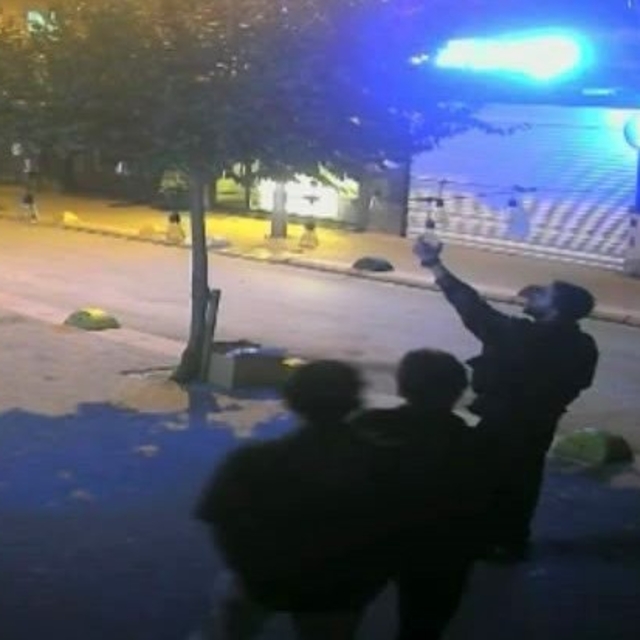 Sokaktaki ampulü söküp götürdüler