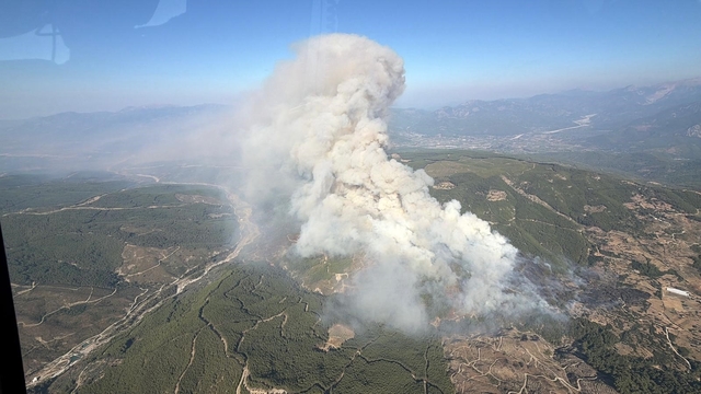 Seydikemer'deki orman yangınını söndürme çalışmaları sürüyor
Yangına 5 uçak, 11 helikopter müdahale ediyor