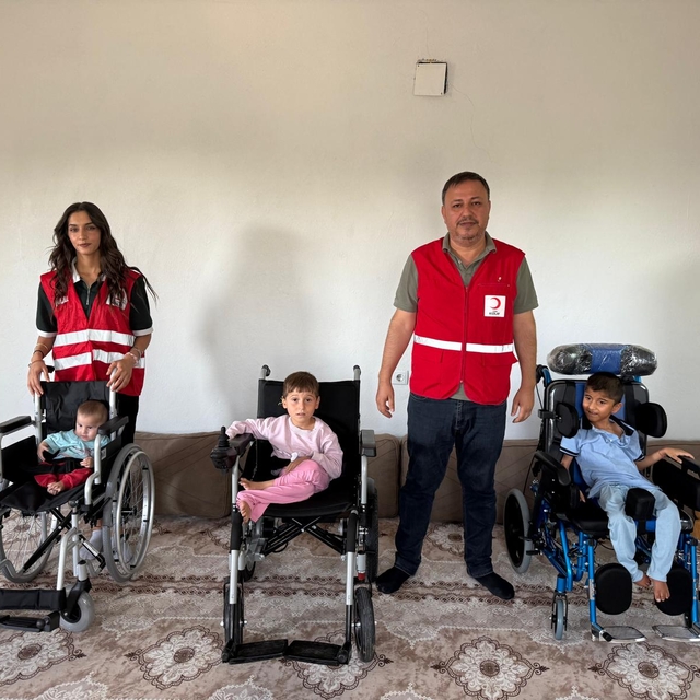 Türk Kızılay Silopi Şubesinden cam kemik hastası 3 kardeşe tekerlekli sanda...