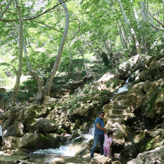 Kuruyan şelale yeniden çağladı, Adanalılar sıcaktan Obruk Şelalesi'ne akın...