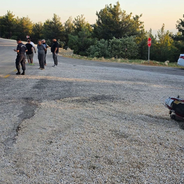 Motosiklet otomobile çarptı: 2 yaralı