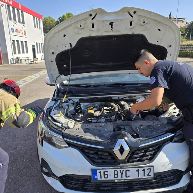 Otomobilin motorunda ilçe ilçe gezdi
Otomobilin motoruna sıkışan kediyi itf...