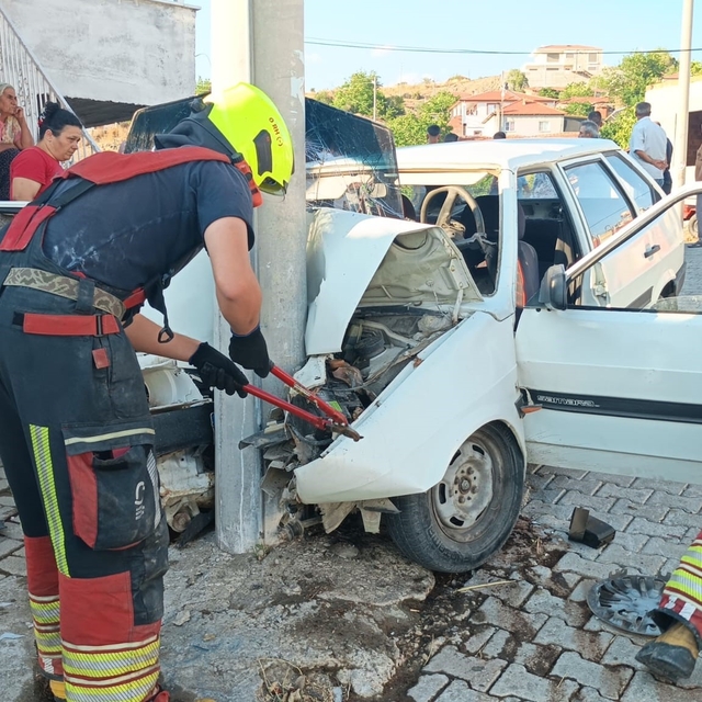 Balıkesir'de elektrik direğine çarpan araçta iki kişi yaralandı