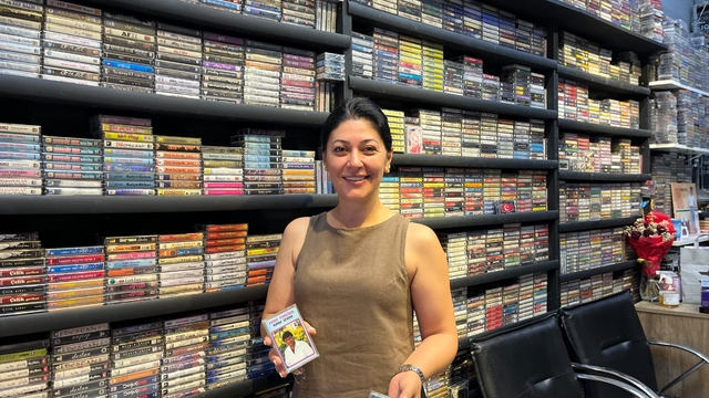 Kaset ve plaklara ilgi her geçen gün daha da artıyor
Gençler artık üretilmeyen nostaljik ürünlerin peşinde
Esnaf Aynur Bulut: "Üretimi yok ama talebi çok"