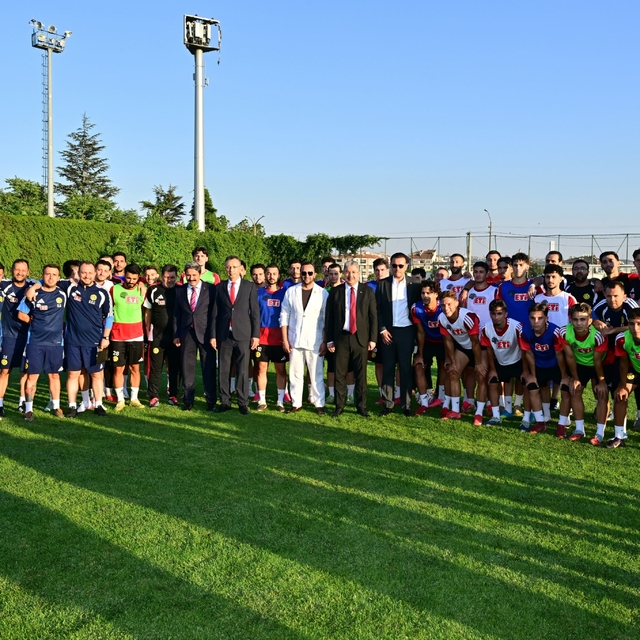 Eskişehir Valisi Yılmaz ile AK Parti Milletvekili Hatipoğlu Eskişehirspor'u...