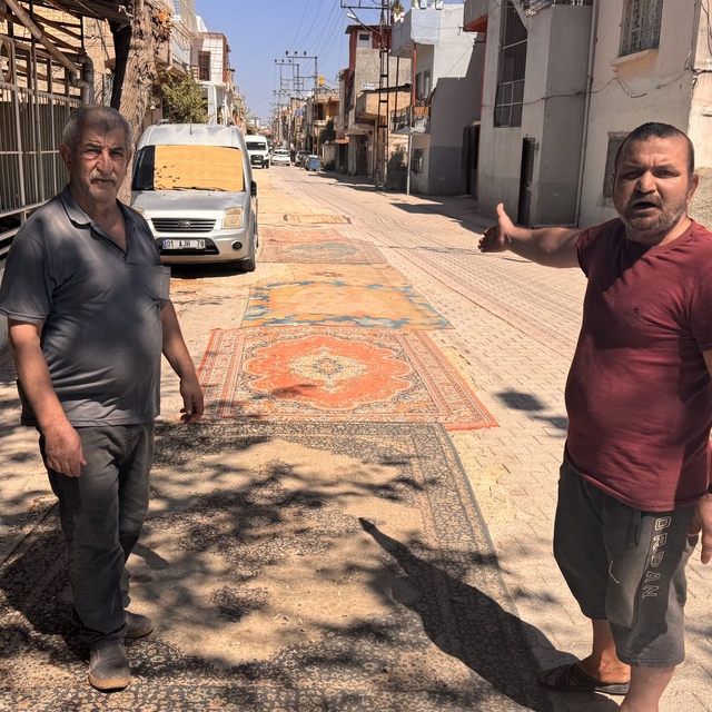 Tozdan bunalan mahalleli çareyi sokağa halı sermekte buldu