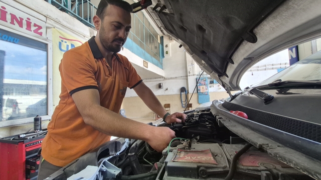 Otomobil ile uzun yola çıkmadan önce dikkat edilmesi gerekenler
Araç yangınlarının önüne geçilmesi için elektrik tesisatının kontrol ettirilmesi öneriliyor
Motor ustası İsmail Ünlüce: "Uzun yola çıkmadan önce aracımızın kaputunu açıp yağına ve suyuna bakmak önemli"
"Yola giderken en az bir saat aralıkla motoru kontrol etmek, aracı biraz dinlendirmek gerekiyor"