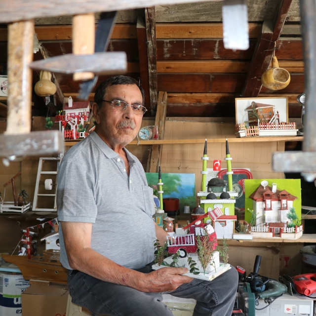 Hafızasındaki Bolu'yu çatı katında yeniden inşa ediyor
Sokaktan topladıklar...