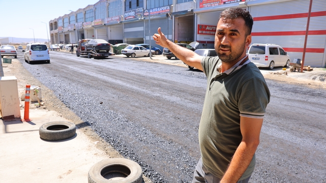 İlçe belediyesinin sorumluluğundaki yollar esnafın mağduriyeti üzerine Kahramanmaraş Büyükşehir Belediyesi tarafından yapılıyor
Esnaf Remzi Baran: "Artık toz ve çamurdan kurtulduk"