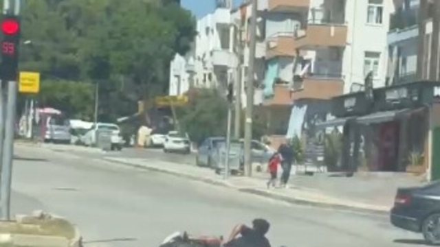 Tehlikeli hareketlerle motosikleti süren sürücü ve arkasındaki yolcunun düşme anı kameraya yansıdı
Yarışır gibi motosiklet sürdü, finişleri trafik ışıklarında kaza oldu