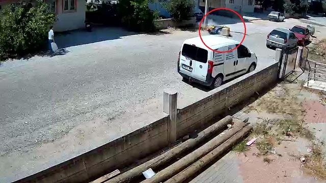 Aşırı sıcaktan etkilenen postacı motosikletiyle aydınlatma direğine çarptı
Kaza anı güvenlik kameralarına yansıdı