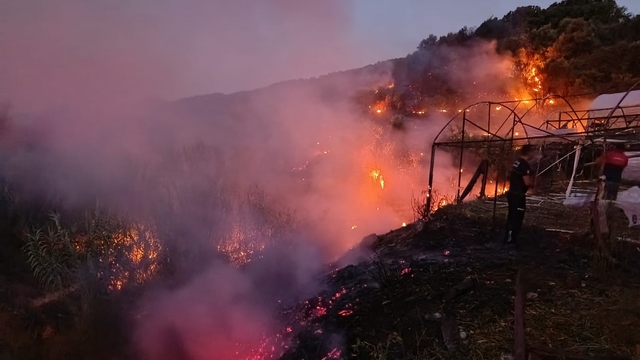 Kumluca'da iki ayrı noktada çıkan yangınlar büyümeden söndürüldü