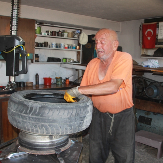 Mesleğe 55 yılını verdi, şimdi çırak arıyor
74 yaşındaki lastik ustası mesl...