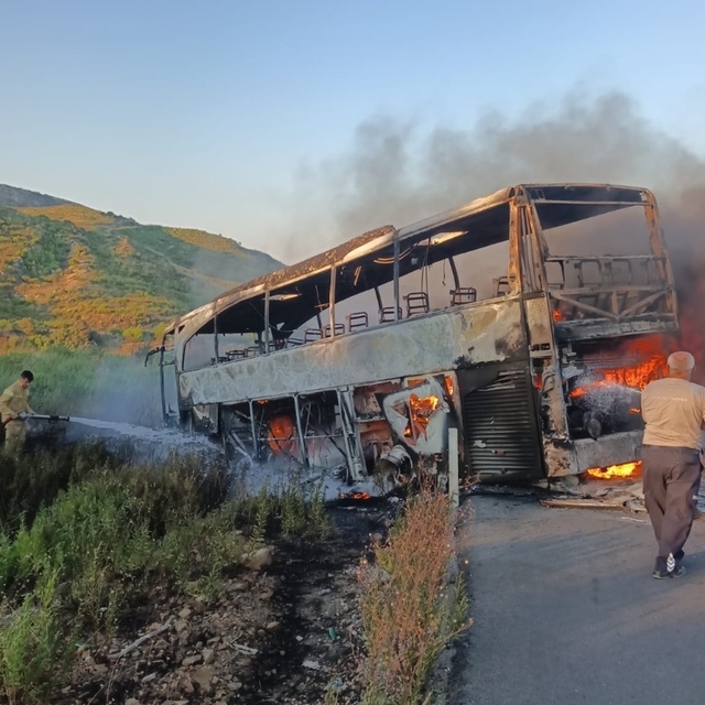 Manavgat'ta seyir halindeki yolcu otobüsü yandı