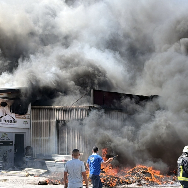 Gazipaşa'da inşaat malzemeleri deposunda yangın