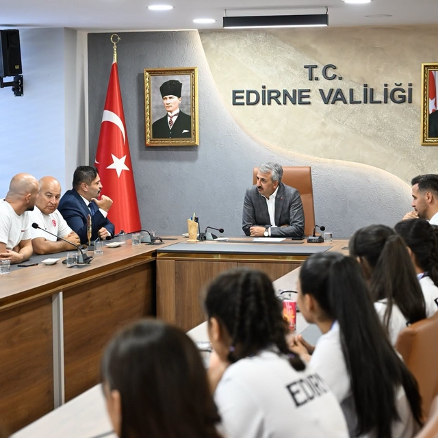 Başarılı güreşçilerden Vali Sezer'e ziyaret
