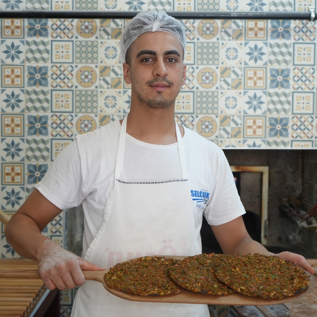 Kavurucu sıcaklarda ocak başında 800 lahmacun pişiriyor
Fırıncılar, dışarıs...