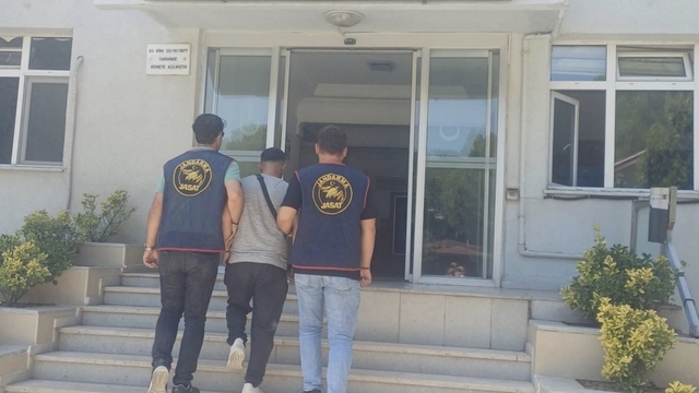 Çanakkale'de jandarma ekipleri, 64 şüpheliyi yakalandı
İçlerinde Cumhurbaşkanına harekat edenden cinsel istismarda bulunana kadar bir çok suçtan aranan çıktı
