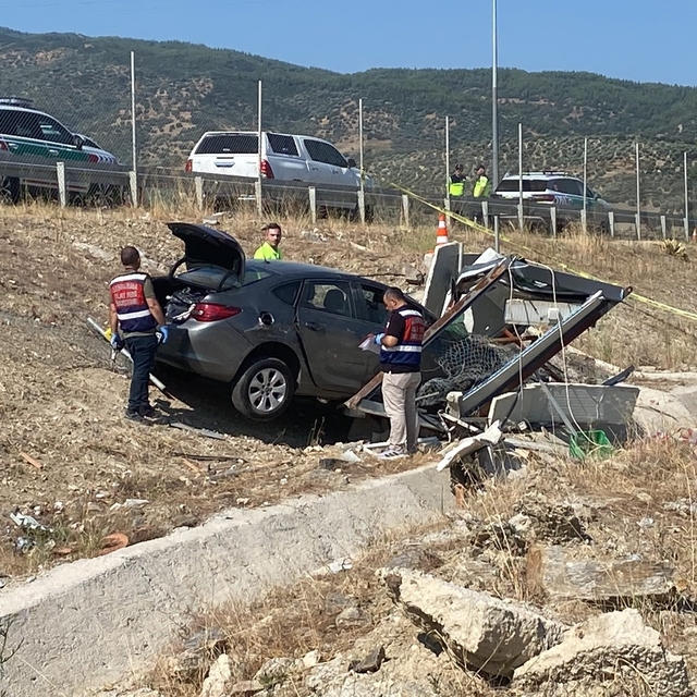 Aydın-Denizli otoyolunda ilginç kaza: Otobanda araç yoldan çıktı, kulübesin...