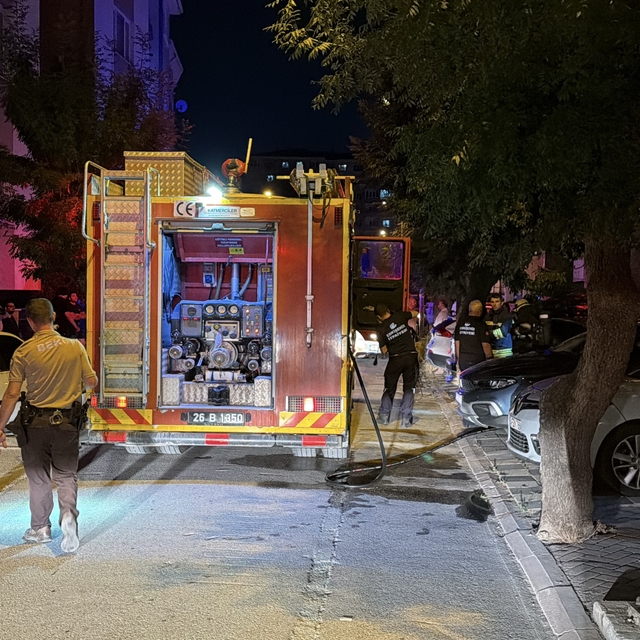Eskişehir'de yangında ayakları yanan kediye ilk müdahale ambulansta yapıldı