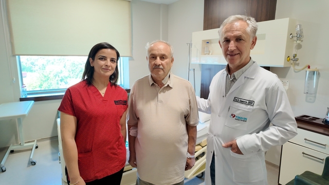 Uyanık halde ameliyata alınan hasta şah damarındaki yüzde 90'lık darlıktan kurtuldu