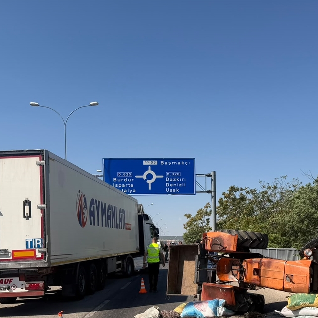 Afyonkarahisar'da otomobil ile çarpışan traktörün sürücüsü öldü