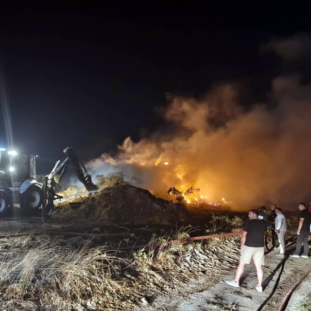 Tekirdağ'da 5 bin saman balyası yandı