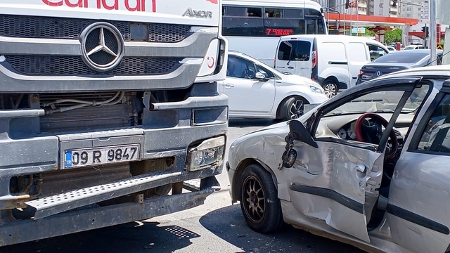 Beton mikseri ile otomobil çarpıştı: 2 yaralı