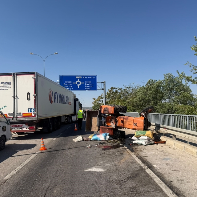 Kazada devrilen traktör sürücüsü hayatını kaybetti