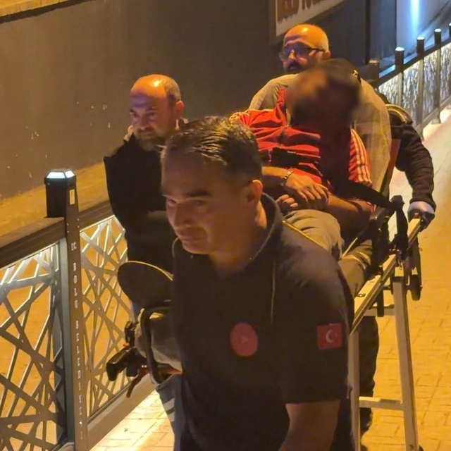 Bolu'da alkollü şahıs, ayağa kalkamayınca sedyeyle taşındı