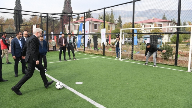 Kahramanmaraş'ın dört bir yanı spor alanlarıyla donatıldı: 31 yeni halı saha hizmete girdi