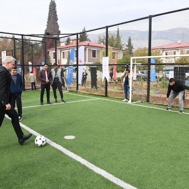 Kahramanmaraş'ın dört bir yanı spor alanlarıyla donatıldı: 31 yeni halı sah...