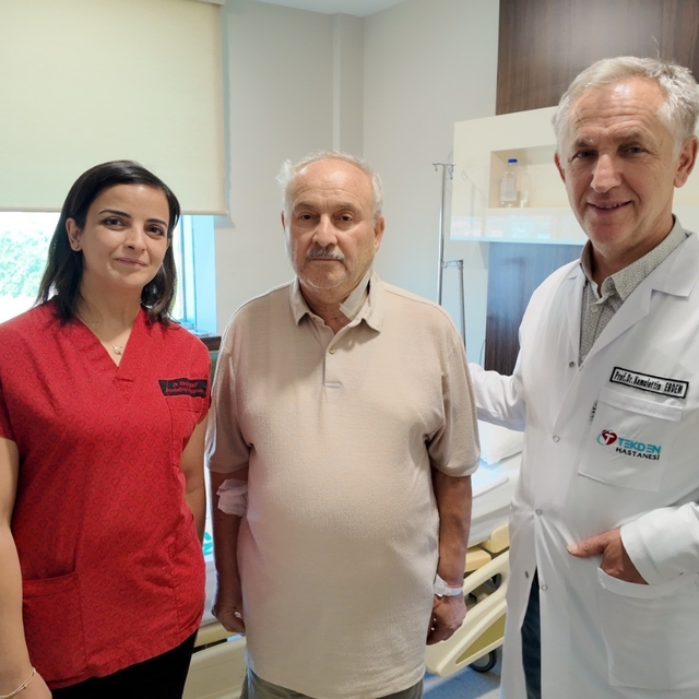 Uyanık halde ameliyata alınan hasta şah damarındaki yüzde 90'lık darlıktan...