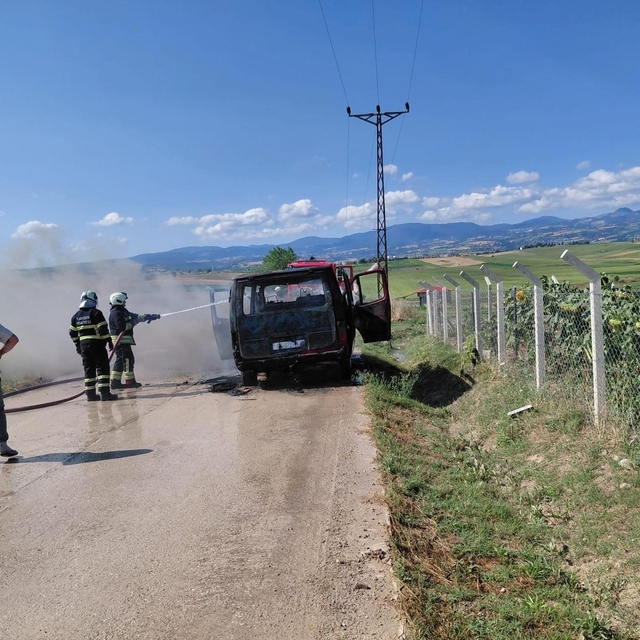 Samsun'da servis aracı yandı, geriye demir yığını kaldı