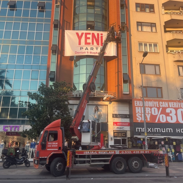 Denizli'ye Yeni Parti tabelası asıldı