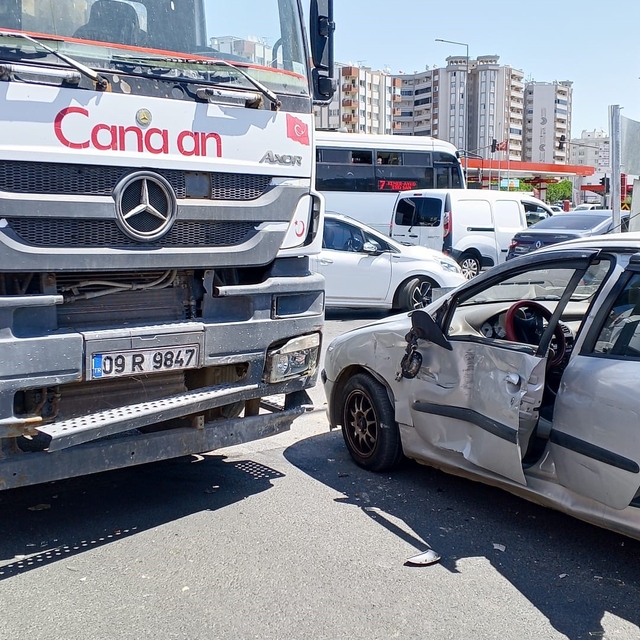 Beton mikseri ile otomobil çarpıştı: 2 yaralı