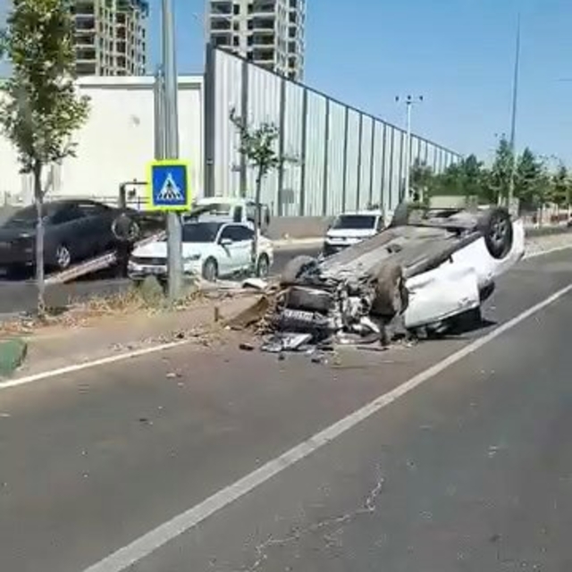 Diyarbakır'da refüje çıkan otomobil takla attı: 1 yaralı
