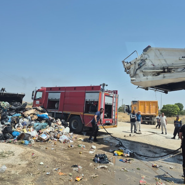 Van'da seyir halindeki çöp kamyonunda yangın