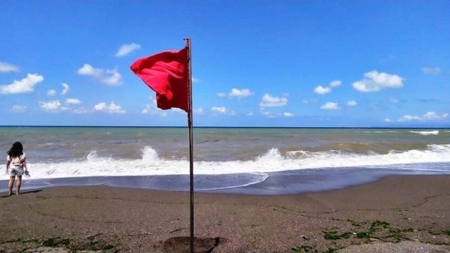 Akçakoca'da sahile kırmızı bayrak çekildi