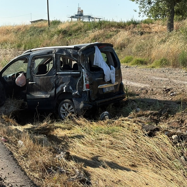 Samsun'da takla atan hafif ticari araçtaki 5 kişi yaralandı