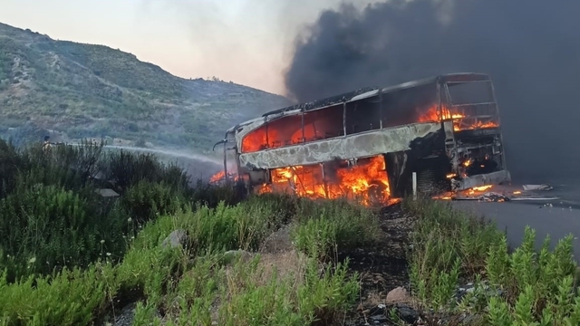 Antalya'da yanan yolcu otobüsü hurdaya döndü