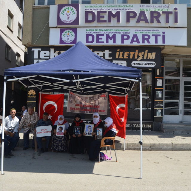 Muşlu aileler DEM Parti binası önündeki eylemlerine devam etti