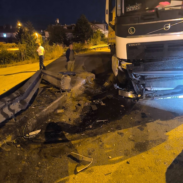 Bolu'da kontrolden çıkan tır bariyerlere çarptı