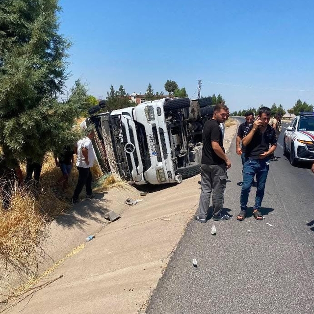 Diyarbakır'da tır devrildi: 1 yaralı