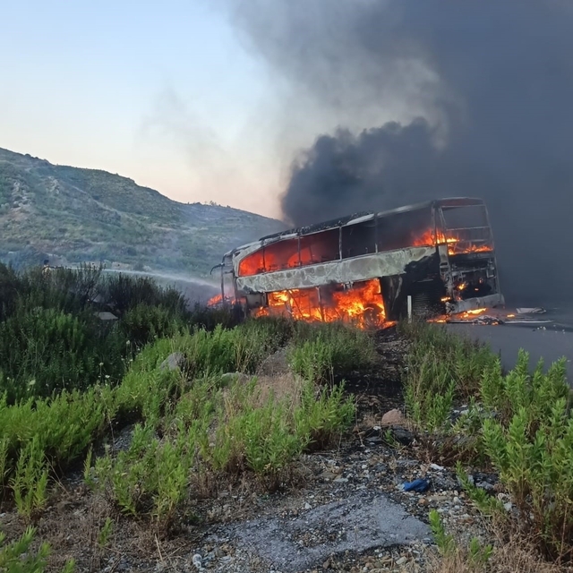 Antalya'da yanan yolcu otobüsü hurdaya döndü