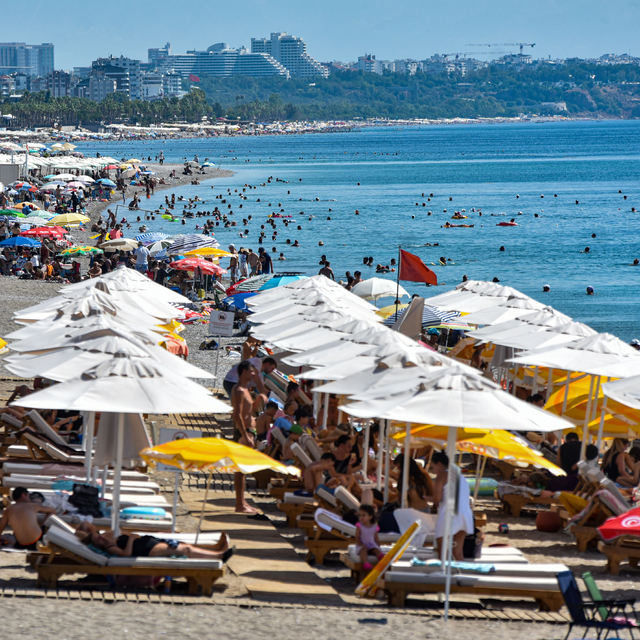Antalya'da sıcak hava bunalttı